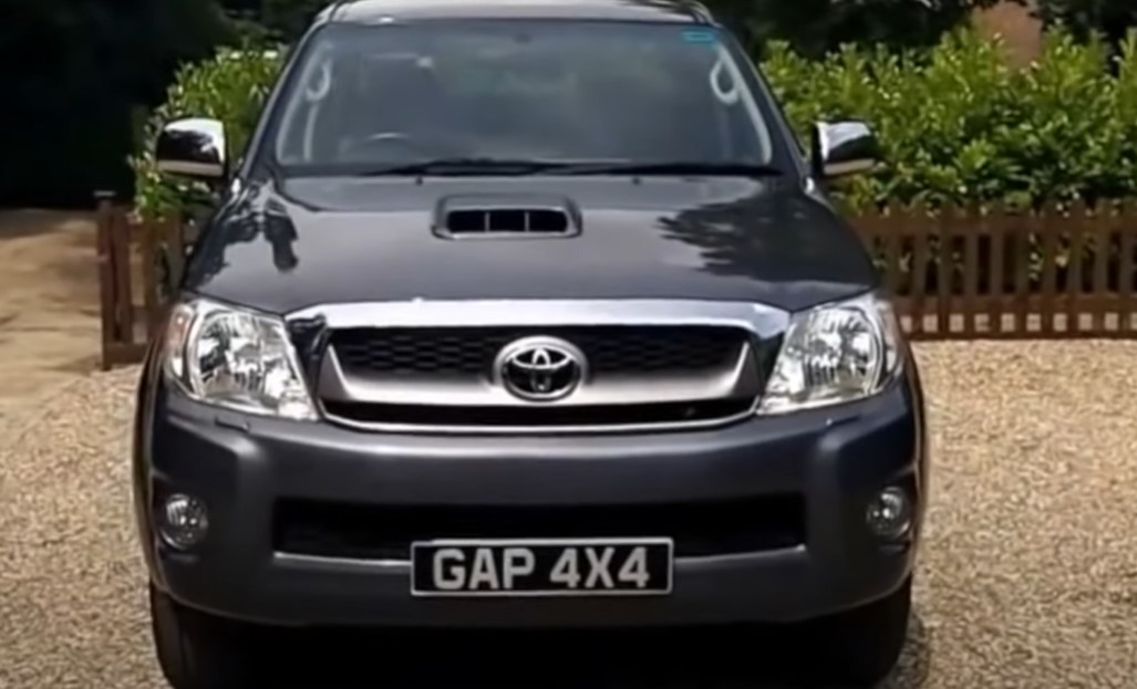 Детальніше про статтю Toyota Hilux 2004- 2013: Огляд та характеристики надійного пікапа, що здатен винести все